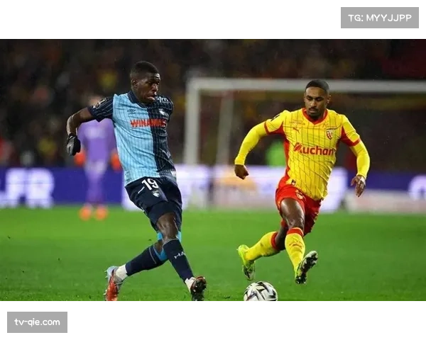 官方：因主裁判突发不适，朗斯对阵梅斯的比赛中断十分钟